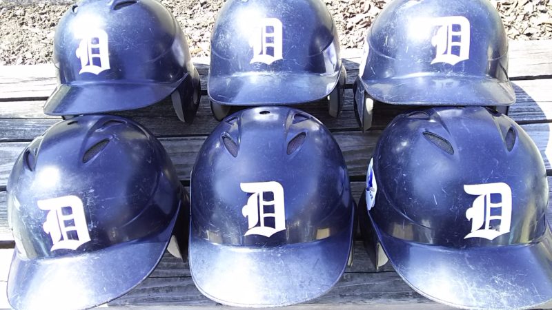 野球やソフトボールのヘルメットにチームマークをカッティングシートで作って貼った例